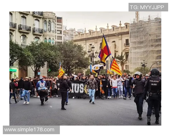 瓦伦西亚主帅辞职，球队表现低迷引发冲突高层紧急处置